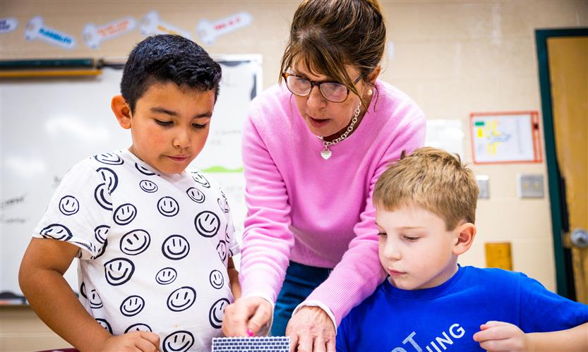 Students make paper houses